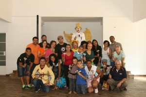 Participantes do projeto Nas Alturas da Arte e da Paz em Sabará. 
Foto por: Nelson Pombo/ Imersão Latina